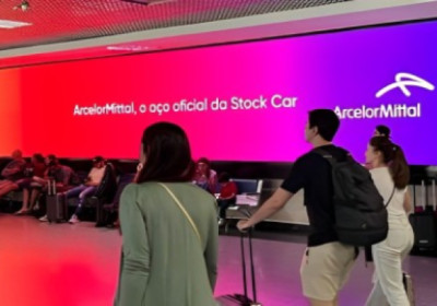 ArcelorMittal presente em painéis nos aeroportos brasileiros
