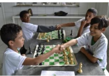Projeto Mentes Brilhantes incentiva a prática do xadrez entre estudantes em Sabará (MG)
