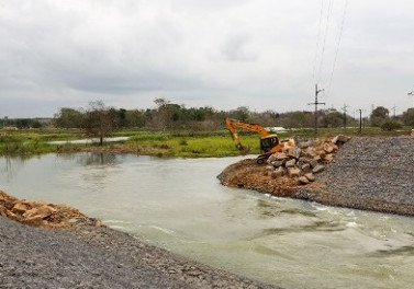 Ensecadeiras são instaladas no canal do Rio Pequeno, em Linhares/ES