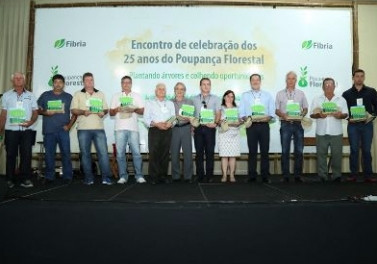 Fibria lança website sobre cultivo de eucalipto e premia produtores que se destacaram na parceria com a empresa