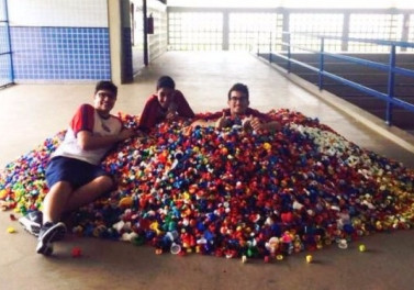 Projeto recolhe 5,2 toneladas de tampinhas plásticas e arrecada mais de R$ 8 mil
