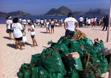 Projetos apoiados pela Petrobras participam de mutirão de limpeza de praias