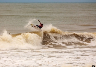 Circuito Tríplice Coroa Quebra Onda de surf chega à praia de Pontal do Ipiranga, em Linhares