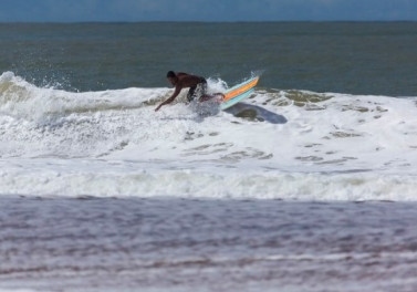 Segunda etapa do tríplice coroa quebra onda de surf acontece em pontal do ipiranga