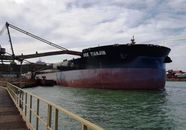 Porto de Tubarão recebe segundo navio da nova geração de Valemax