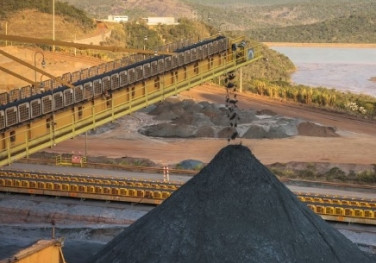 Minério de ferro interrompe quedas e fecha em alta na China