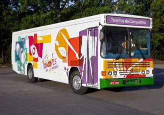 “Ônibus de arte” da ArcelorMittal Tubarão faz exposição fotográfica