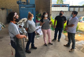 Empresa firma parceria com associação de catadores de recicláveis e cooperativa agrícola que fornece alimentos para o restaurante industrial, em Aracruz