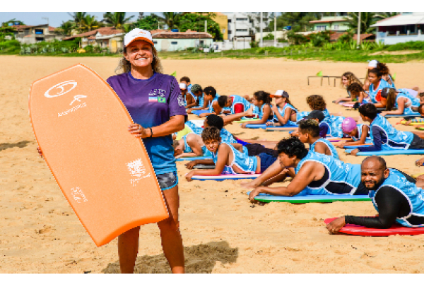 Pentacampeã do mundo promove aulão de bodyboarding para comunidades da Serra