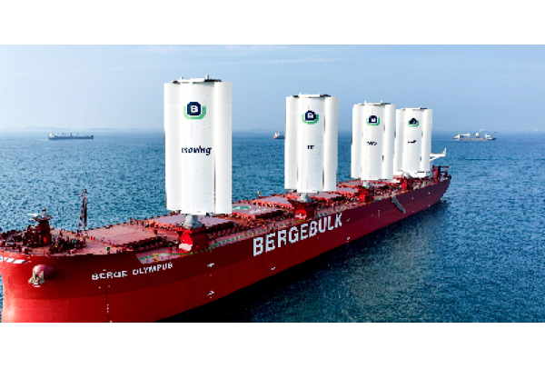 Porto de Tubarão (ES) recebe viagem inaugural de navio com velas rígidas para o transporte de minério de ferro