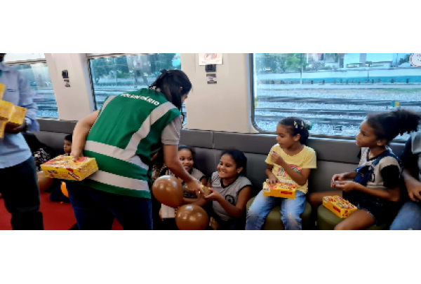 Trem carregado com chocolates transforma a Páscoa de aproximadamente mil crianças