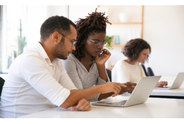 IEL-ES abre vagas de estágio e emprego formal com salário de até R$ 5 mil