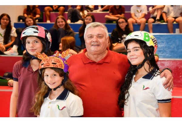 Alunos capixabas ganham capacetes personalizados por Alan Mosca