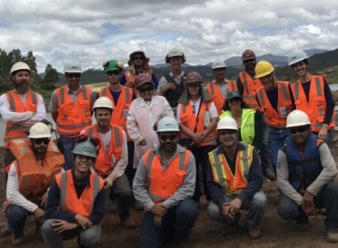 Amostras de água são coletadas para análise de sedimentos suspensos no Rio Doce