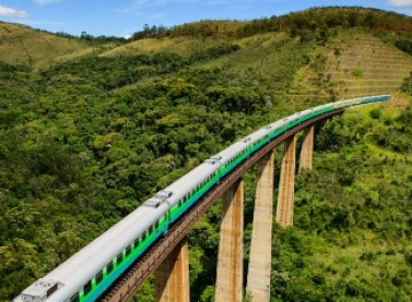 Oficina manual vai ensinar passageiros do trem da Ferrovia Vitória a Minas a criar vasos auto irrigáveis