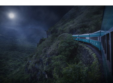 Trem da Vale realiza passeio noturno com música, teatro e mágica