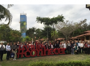 Idosos participam de sessão de cinema no Parque Botânico Vale