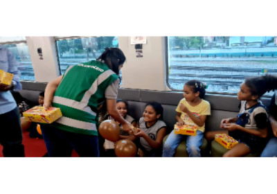 Trem carregado com chocolates transforma a Páscoa de aproximadamente mil crianças