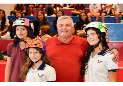 Alunos capixabas ganham capacetes personalizados por Alan Mosca
