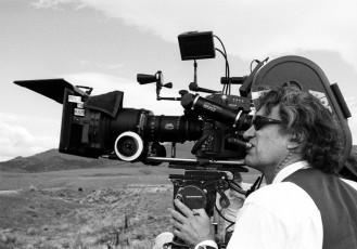 Filme “Até o fim do mundo” será exibido na fachada do MAES