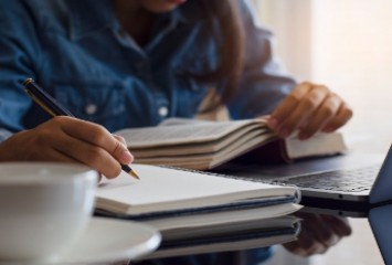 Parceria com IFES oferecerá 840 bolsas em cursos de aperfeiçoamento e de especialização