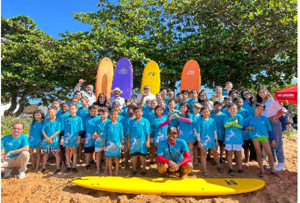 Escolinha de surfe Onda Cidadã recebe novos materiais esportivos na Praia da Barra do Sahy