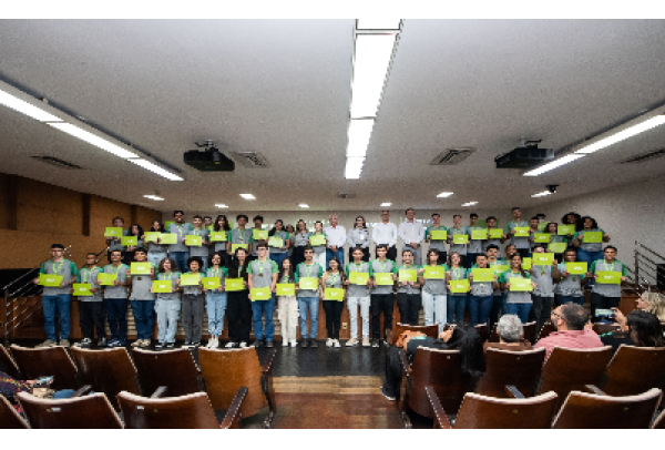 Ternium e Usiminas incentivam educação com programas de reconhecimento por desempenho acadêmico
