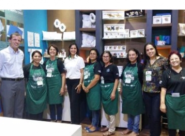 Artesãs apoiadas pela Fibria em Aracruz participam de feira ArteSanto, em Vitória