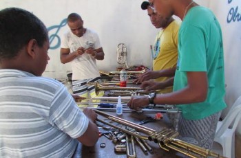 Fibria apoia II Mutirão de Reparo e Manutenção de Instrumentos Musicais em Caravelas
