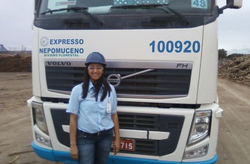 Mulher ao volante no transporte de madeira