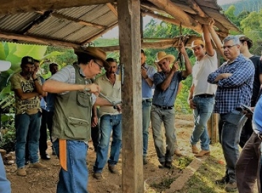 Capacitação orienta produtores e ensina prática de manejo ecológico de pastagens