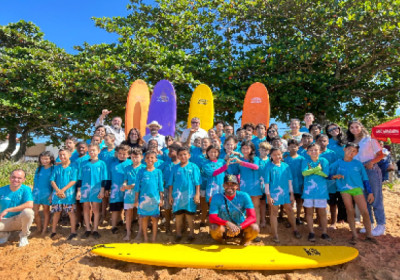 Escolinha de surfe Onda Cidadã recebe novos materiais esportivos na Praia da Barra do Sahy